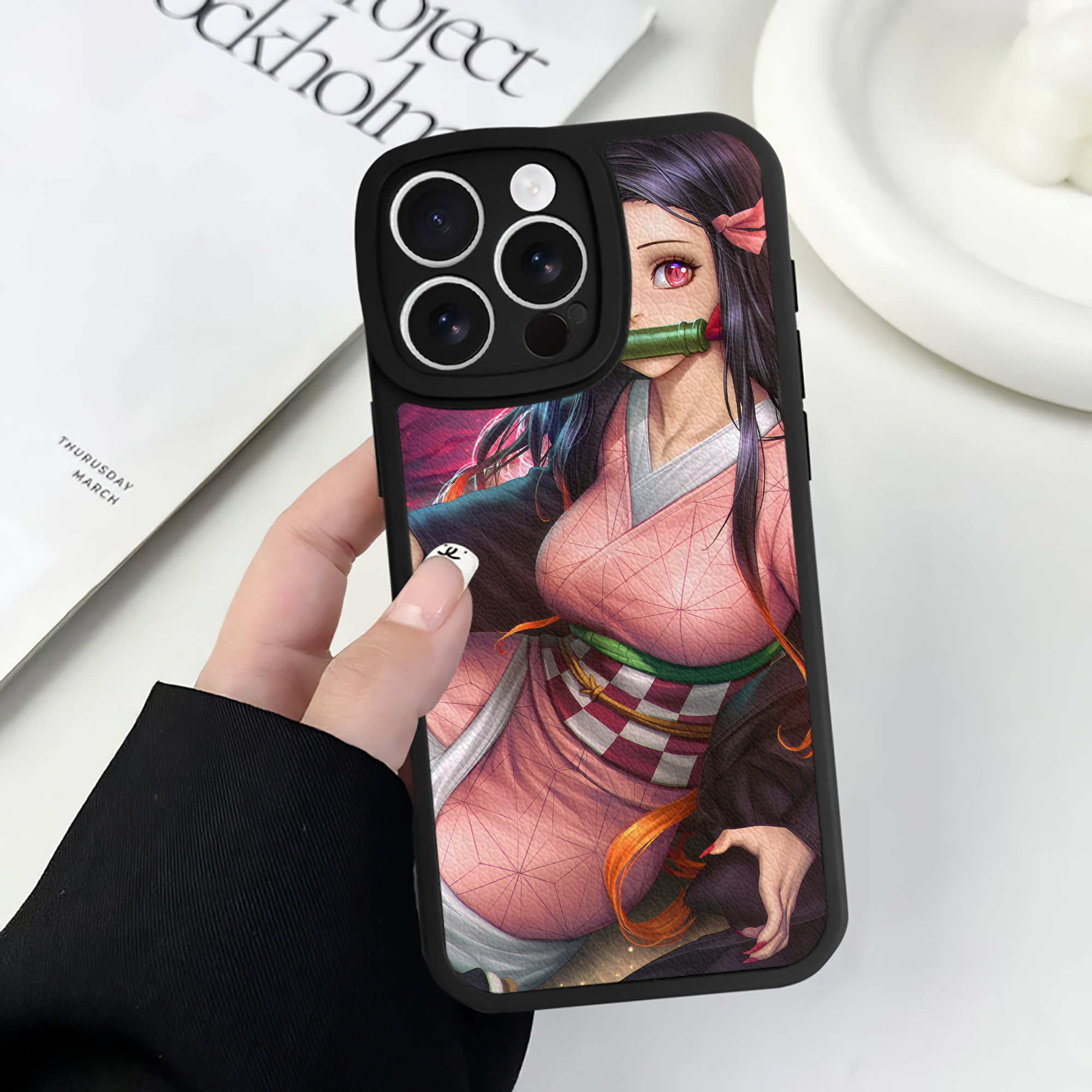 （画像用） 鬼滅の刃（きめつのやいば）竈門 禰󠄀豆子／かまど ねずこ Kamado Nezuko 【iPhone 16シリーズ対応】シリコンスマホケース（レザー調） 材質：シリコン